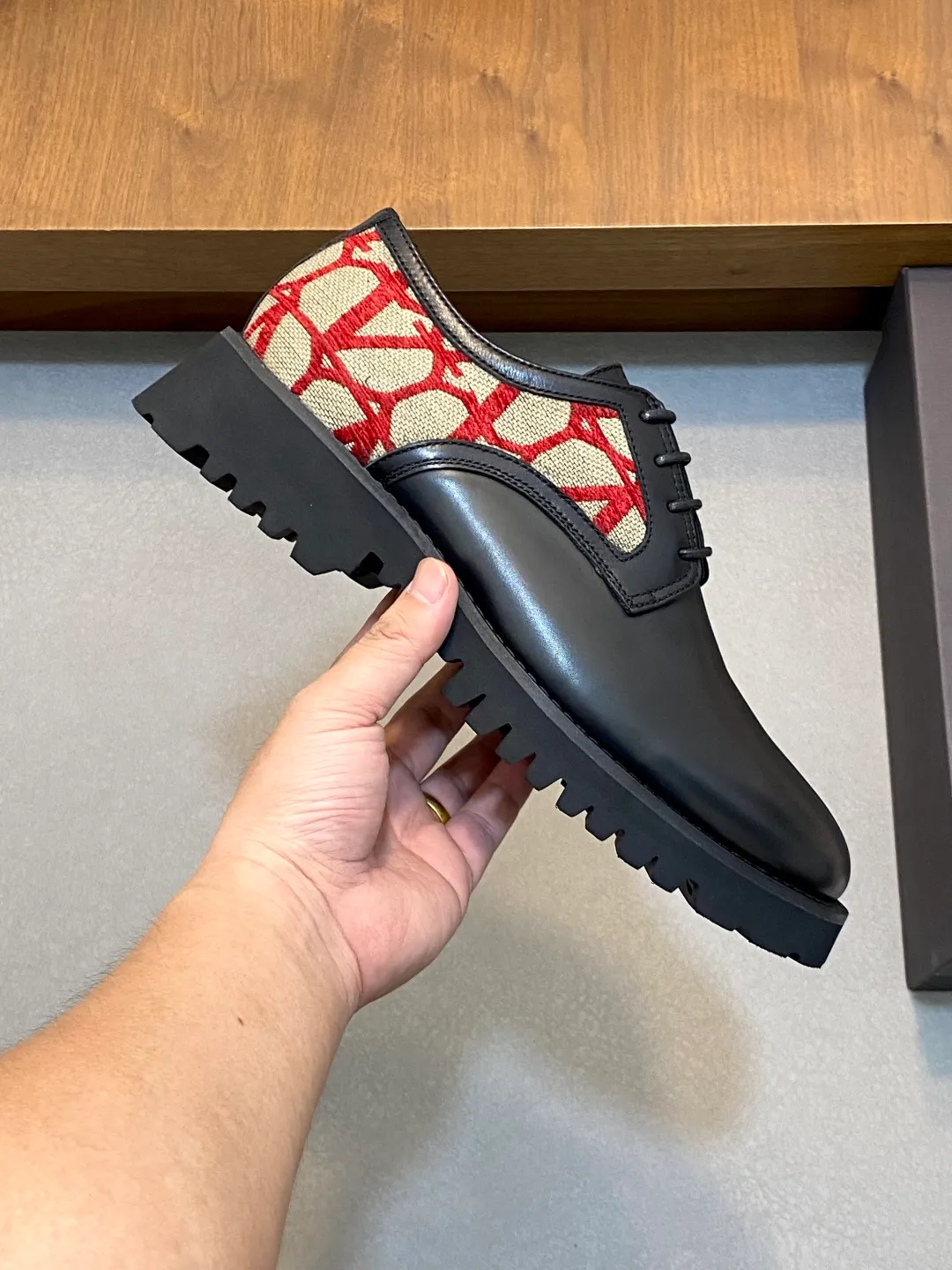 Men's shoes 💰740 VALENTINO Valentino's new men's fashionable casual leather shoes. These leather shoes are made of imported cowhide leather uppers, dyed calfskin lining and calfskin insoles. The upper foot is soft, comfortable and breathable. Comes with complete packaging in the original box! Visible details and quality. Size: 39-44 (customized at 38.45.46)